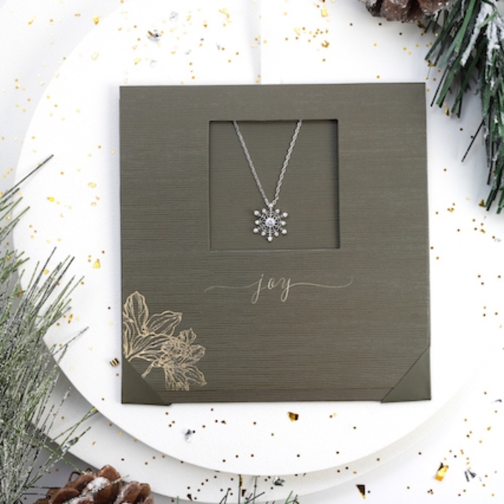 Swarovski Crystal Snowflake Necklace – NWT – 18 Inch Chain – Joy Christmas